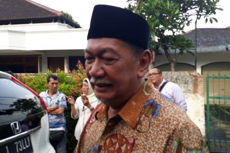Wakil Gubernur Jawa Barat Deddy Mizwar saat melayat di rumah duka Sys NS di Kemang Timur, Jakarta Selatan, Selasa (23/1/2018).