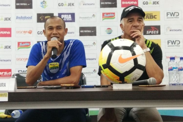 Kapten tim Persib Bandung Supardi Nasir bersama pelatih Persib, Mario Gomez saat hadir dalam versi konferensi pers di stadion Gelora Bandung Lautan Api, Sabtu (12/5/2018).
