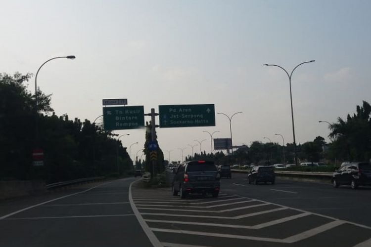 Kondisi lalu lintas di Jalan Tol Jakarta Outer Ring Road (JORR) pada Sabtu (16/6/2018) sore tampak lancar.