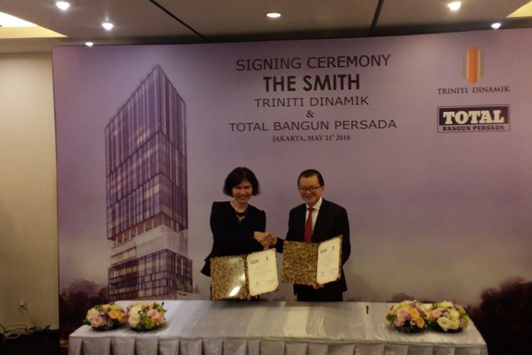 Penandatanganan kerja sama pembangunan proyek The Smith yang dilakukan oleh Direktur Utama PT Total Bangun Persada Tbk Janti Komadjaja (kiri) dan Direktur Utama PT Triniti Dinamik Samuel Stepanus Huang (kanan) pada Senin (21/5/2018) di Jakarta.