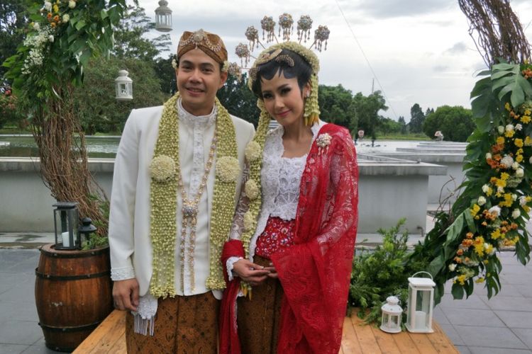 Ardina Rasti dan Arie Dwi Andika usai melangsungkan akad nikah di The Lodge Hotel Jagorawi, Gunung Putri, Jawa Barat, Sabtu (20/1/2018).