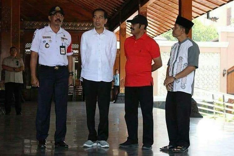 Presiden Jokowi dan Walikota Solo, F.X Hadi Rudyatmo berbincang saat mengunjungi Balai Kota Solo yang wujudnya sudah jauh berbeda dari sebelumnya.