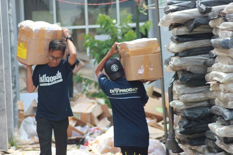 LOGISTIK PEMILU 2019 l Aktivitas pendistribusian logistik Pemilu 2019 di gudang KPU Cianjur, Kp. Sabandar, Cianjur, Jawa Barat jelang hari pencoblosan pada 17 April 2019. 