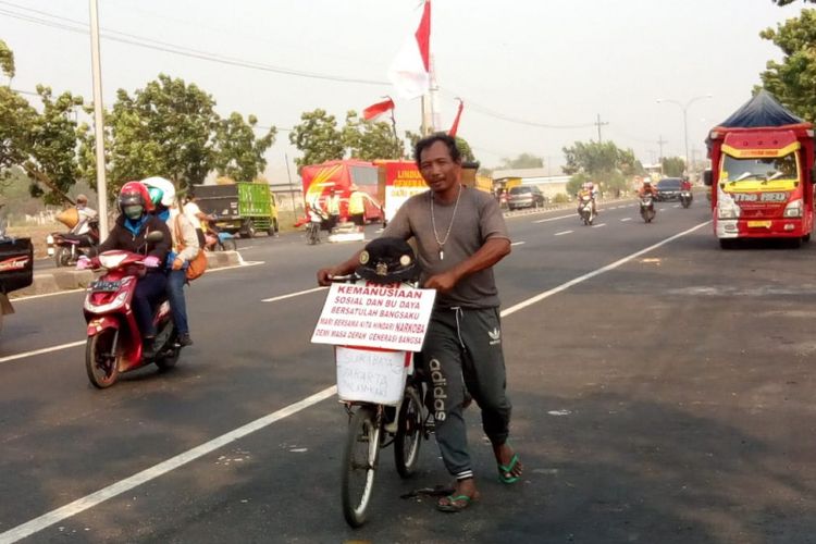 Kampanyekan bahaya narkoba, Man Rambo (52), melakukan aksi jalan kaki Nusantara dari Surabaya ke Jakarta.