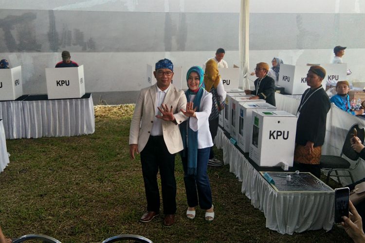 Gubernur Jawa Barat Ridwan Kamil bersama istrinya Atalia Praratya saat mencoblos di TPS 32 Cigadung, Kota Bandung, Rabu (17/4/2019).