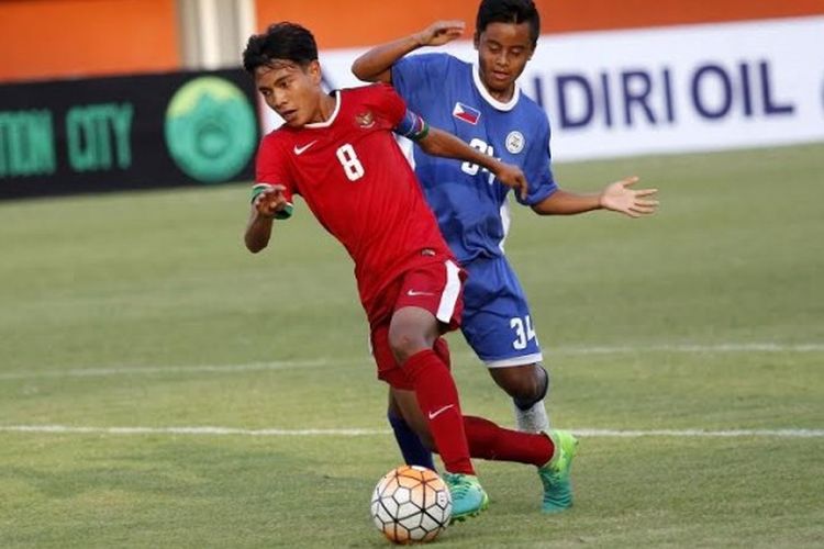 Gelandang sekaligus kapten Indonesia U-16, Brylian Negietha (8) ditempel bek Filipina U-17, Jacob Francis Mariong pada uji coba internasional di Stadion Maguwoharjo, Sleman, Minggu (21/5/2017).