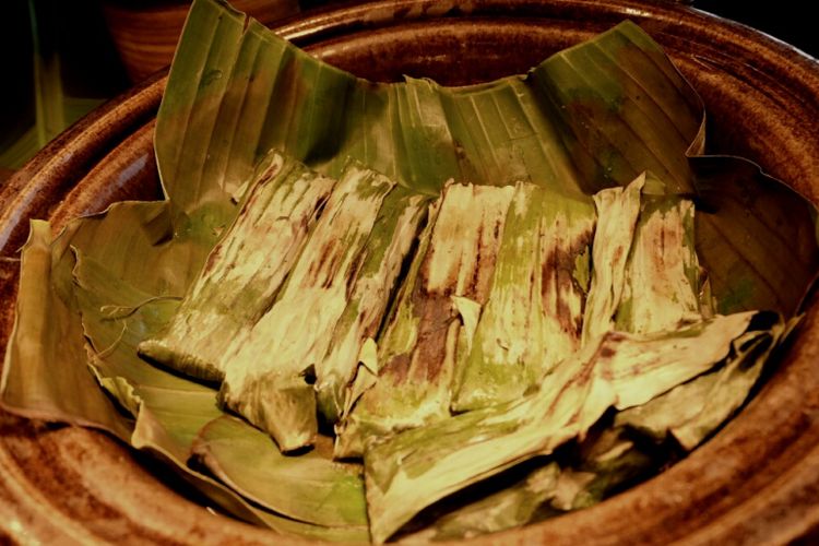Piexe ba folha dr baneneira conpesto de coentro, ikan santan dibakar dengan pisang.