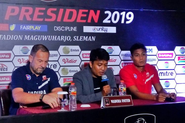 Pelatih Madura United, Dejan Antonic dan Pemain Belakang Madura United Fachrudin Aryanto dalam jumpa pers, Senin (04/03/2019) 