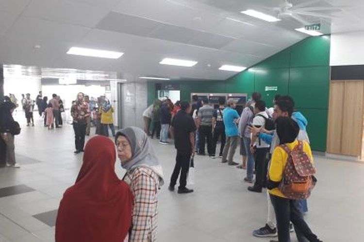 Antrean loket mengular panjang di Stasiun MRT Lebak Bulus pada Selasa (2/4/2019) sore.