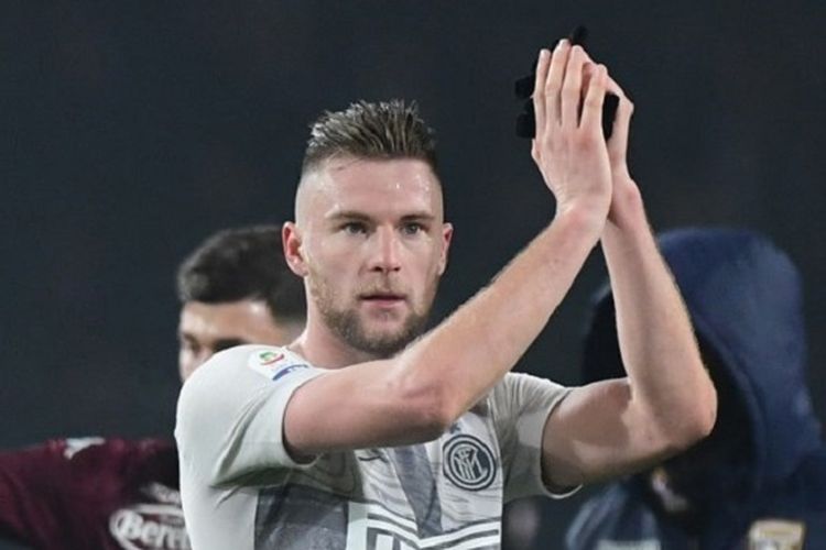 Milan Skriniar membalas dukungan penonton di Stadion Olimpico Turin seusai laga Torino vs Inter Milan dalam lanjutan Liga Italia, 27 Januari 2019. 