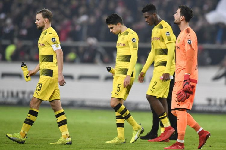 Para pemain Borussia Dortmund tampak kecewa setelah kalah di kandang VfB Stuttgart pada pertandingan pekan ke-12 Bundesliga, Jumat (17/11/2017).