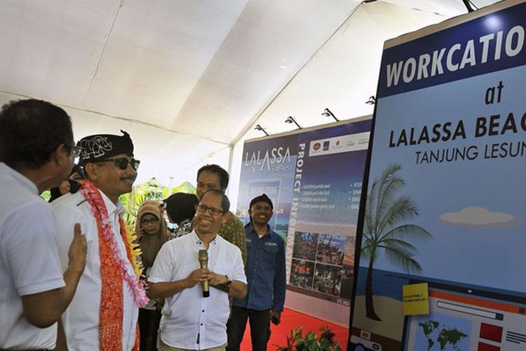 Menteri Pariwisata Arief Yahya (kedua kiri) menyimak penjelasan renovasi sekaligus pengembangan fasilitas wisata pantai saat mencanangkan Gerakan Kebangkitan Pariwisata Selat Sunda Pascatsunami di Tanjung Lesung, Pandeglang, Banten, Senin (1/4/2019). Acara tersebut digelar untuk membangkitkan kembali sektor pariwisata di Kawasan Selat Sunda pascatsunami tiga bulan lalu serta seiring telah dicabutnya status Siaga (level III) Gunung Anak Krakatau sehingga seluruh kawasan pantai di Selat Sunda dinyatakan aman untuk dikunjungi.