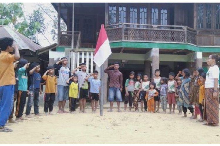 Puluhan remaja dan anak-anak rimba di Air Hitam, Kabupaten Sarolangun tak ingin ketinggalan merayakan hari kemerdekaan RI ke-74 pada Sabtu (17/8/2019). 