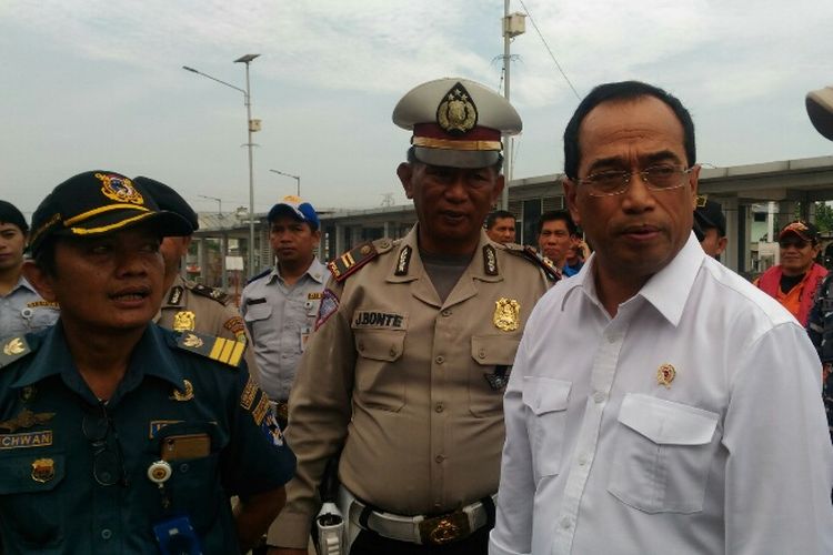 Menteri Perhubungan (Menhub) Budi Karya Sumadi melakukan inspeksi mendadak (sidak) ke Dermaga Kali Adem, Pelabuhan Muara Angke, Jakarta Utara, Rabu (20/6/2018) pagi.