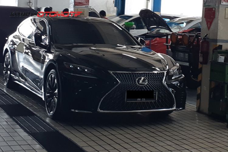 Lexus melakukan perawatan berkala di Auto2000 HR Muhammad