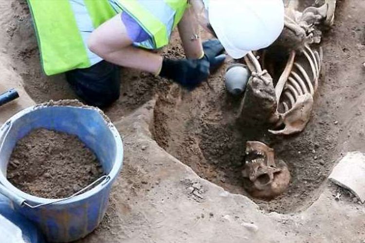 Peneliti dari Perserikatan Arkeologi Kota York tengah membersihkan kerangka tengkorak Romawi yang ditemukan di bawah kolam renang sebuah hotel tua di York.
