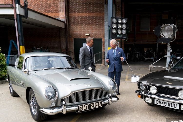 Pangeran Charles (kanan) berbincang dengan aktor Daniel Craig di Pinewood Studios, London, Inggris, Kamis (20/6/2019). 
