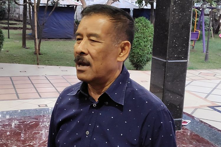 Manajer Persib Bandung, Umuh Muchtar, berbicara kepada wartawan soal sanksi yang diterimanya, Jumat (8/3/2019) malam WIB.