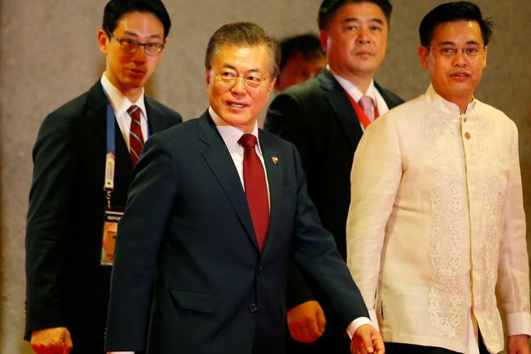 Presiden Korea Selatan Moon Jae-In (dua dari kiri) saat menghadiri konferensi tingkat Asia Tenggara di Filipina.