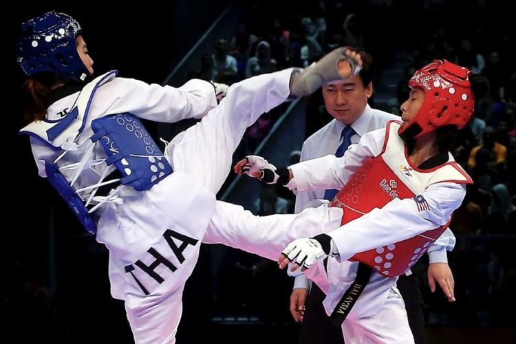 Atlet taekwondo puteri Malaysia, Nur Dhia Liyana Shaharuddin (kanan) saat SEA Games 2017