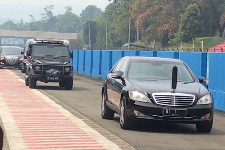 Mobil kepresidenan Indonesia-1 saat menjajal Sirkuit Sentul, Bogor, Jawa Barat, Selasa (6/3/2018).