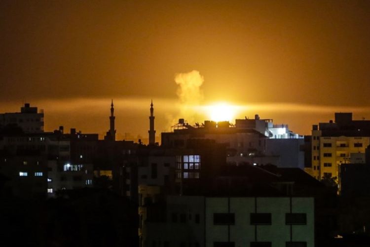 Sebuah ledakan terlihat di Kota Gaza, setelah serangan udara dilakukan oleh pasukan Israel pada Sabtu (2/6/2018). (AFP/Mahmud Hams)