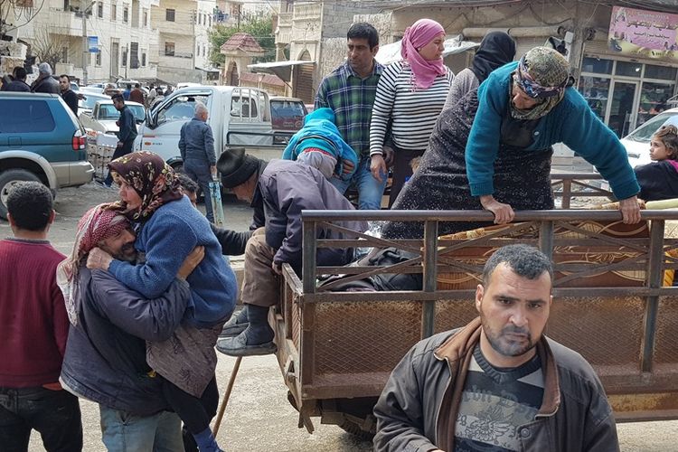 Warga sipil mulai bergerak meninggalkan pusat kota di wilayah Afrin sebelum terjadi pengepungan total oleh pasukan Turki, Kamis (15/3/2018).