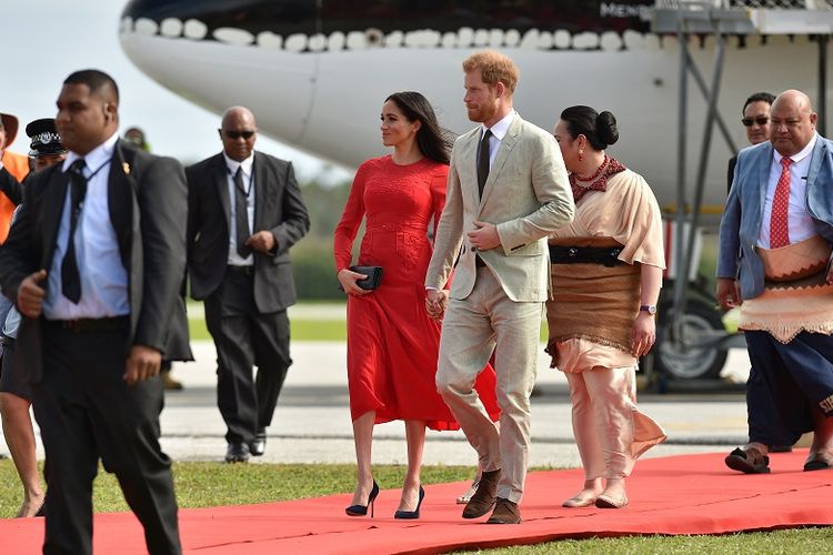 Meghan Markle dan suaminya, Pangeran Harry saat tiba di Tonga.