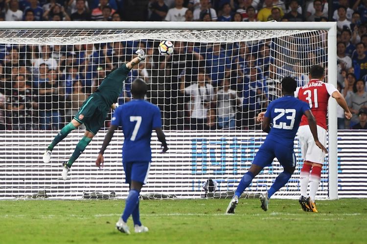 Pemain Chelsea, Michy Batshuayi (23), mencetak gol ke gawang Arsenal dalam pertandingan uji coba di National Stadium, Beijing, Sabtu 22 Juli 2017.
