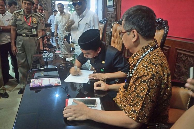 Bupati Wihaji menandatangi perjanjian dengan perwakilan elemen masyarakat dan PT BPI soal PTLTU di Kantor Bupati Batang, Jawa Tengah.
