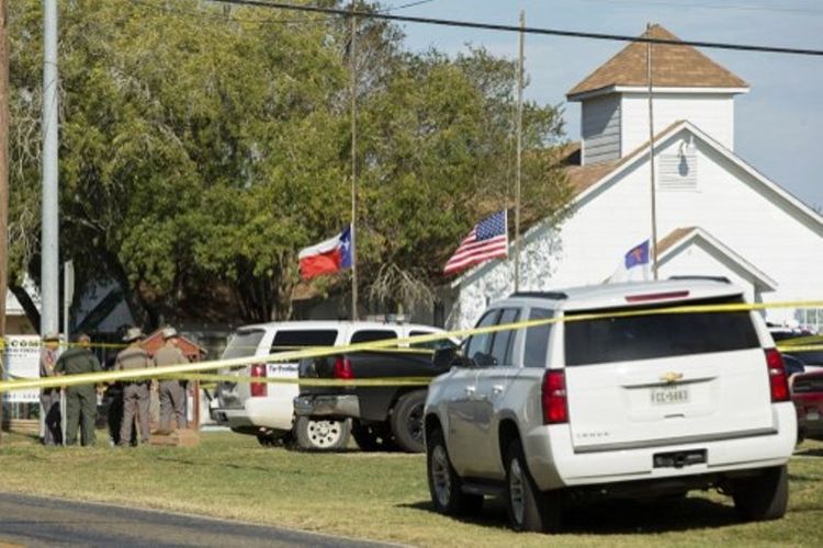 Petugas kepolisian tengah mengamankan lokasi penembakan di Gereja Baptis, Sutherland Springs, texas, Minggu (5/11/2017). Setidaknya, 26 orang tewas dalam insiden ini.  (AFP/Erich Schlegel)