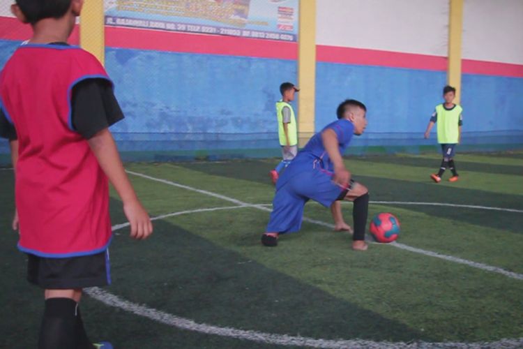 Eman Sulaeman, warga Desa Tegal Sari, Kecamatan Maja, Kabupaten Majalengka, Jawa Barat, sedang melatih sejumlah siswa SD dan SMP bermain futsal di GOR Indorencana Maja, Minggu (12/9/2018). Dia dianugerahi penghargaan sebagai Kiper Terbaik dalam ajang Homeless World Cup 2016 di Glasgow, Skotlandia, pada 2016 silam. Eman hanya memiliki satu kaki.