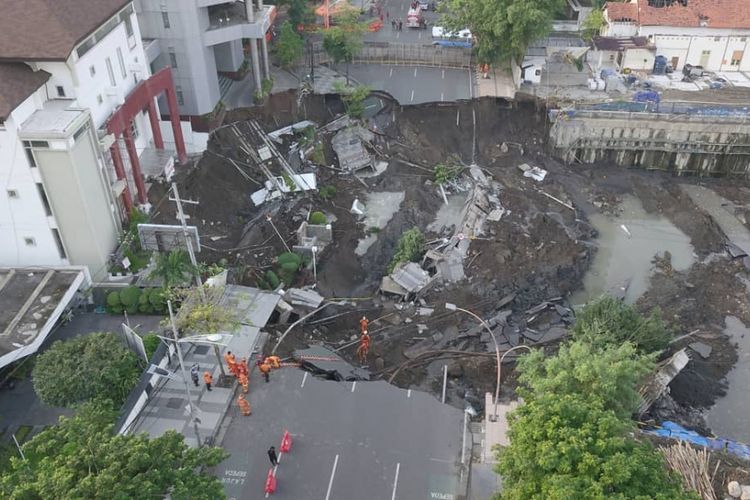 BNPB: Amblesnya Jalan Gubeng karena Kesalahan Konstruksi 