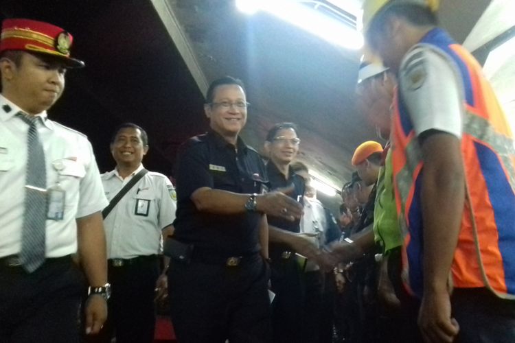 Direktur Utama PT Kereta Api Indonesia (KAI) Edi Sukmoro saat tiba di Stasiun Malang Kota Baru usai melakukan inspeksi jalur kereta api jelang operasi Lebaran 2018, Rabu (11/4/2018) 