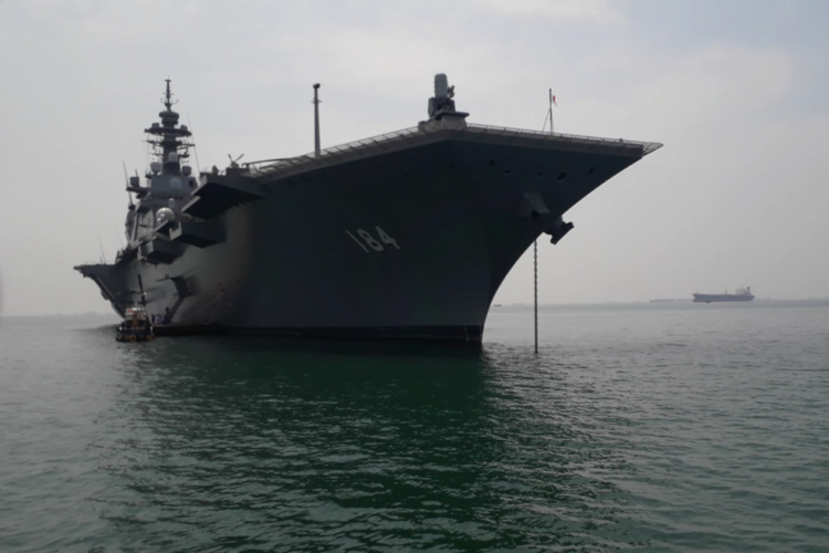 Kapal JS Kaga milik AL Jepang saat berada di perairan Teluk Jakarta, Selasa (18/9/2018). 
