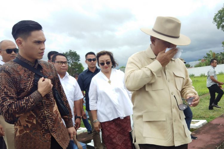 Calon Presiden nomor urut 02 Prabowo Subianto, menghapus air mata yang menetes, saat berada di Taman Makam Pahlawan Seroja Atambua, Kabupaten Belu, Nusa Tenggara Timur (NTT), Kamis (27/12/2018)