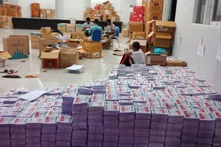 Proses pelipatan surat suara di Kabupaten Seram Bagian Barat 