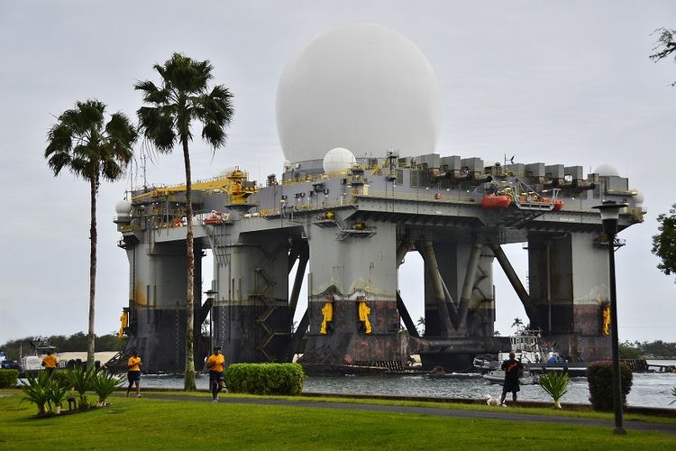 Dalam gambar, radar X-band (SBX 1) milik Amerika Serikat tengah dipasang di Pangkalan Gabungan Pearl Harbor-Hickam, Hawaii, pada 22 Maret 2013.