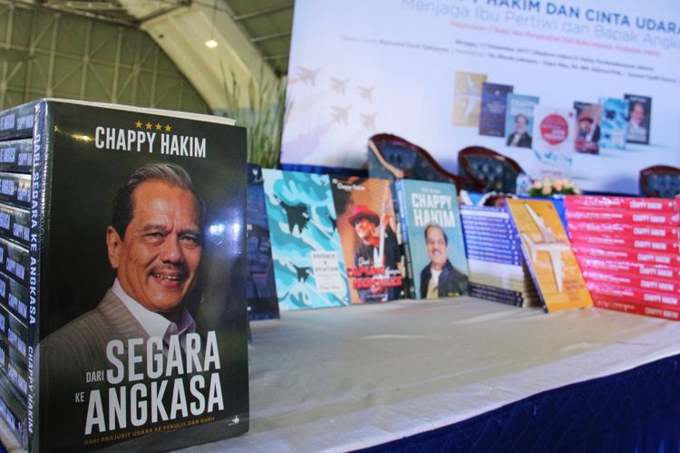 Beberapa buku karya Marsekal TNI (Purn.) Chappy Hakim saat peluncuran buku dan penyerahan 100 buku kepada Angkatan Udara di Skadron Udara 31 Halim Perdanakusuma, Jakarta, Minggu (17/12/2017).