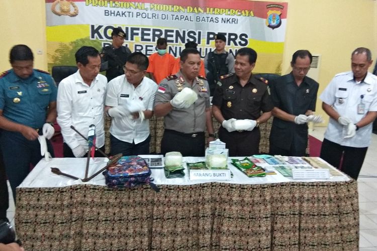 Kapolda Kalimantan Utara Brigjen Pol Indrajit memperlihatkan sabu seberat 4,3 kilogram dari negara bagian Sabah, Malaysia, yang akan diselundupkan melalui perbatasan Kabupaten Nunukan.