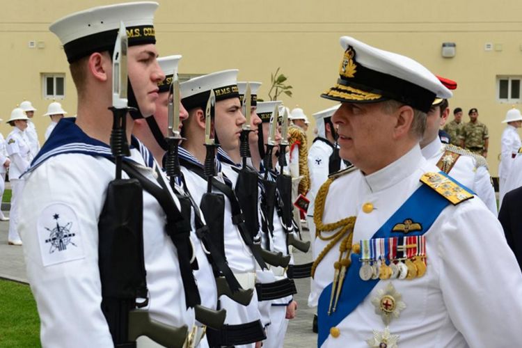 Duke of York Pangeran Andrew (kanan) menemui personil angkatan laut Inggris saat peresmian Fasilitas Pendukung Angkatan Laut Kerajaan di Bahrain, Kamis (5/4/2018).