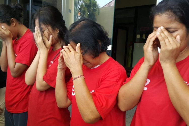 Empat pelaku jual beli bayi diamankan di Mapolrestabes Surabaya, Selasa (9/10/2018)