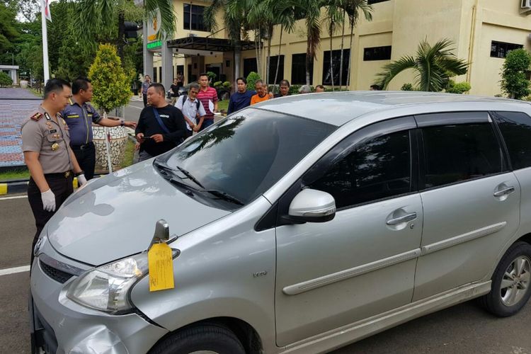 Kapolres Subang AKBP M.Joni tengah memeriksa kendaraan yang digunakan pelaku TSO (59) untuk membuang jasad istrinya Nita Jong (56) ke wilayah perkebunan Karet di Subang.