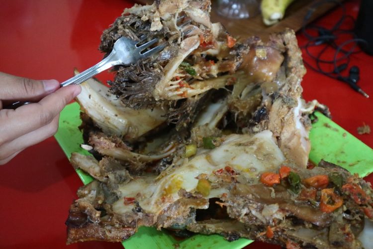 Warung makan Kepala Manyung Selera bu Fat yang tersohor di Semarang, Kamis, (19/7/2018).