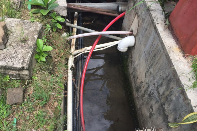 Sejumlah kabel utilitas tampak ditempatkan di saluran air di Jalan HR Rasuna Said, Jakarta Selatan. Keberadaan kabel di saluran ait membuat aliran air terganggu dan memciu terjadinya banjir pada saat hujan. Foto diambil Jumat (15/12/2017).