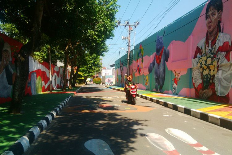 Mural bertema Asian Games 2018 terlukis di dinding bangunan rumah dan gudang di Kampung Pucangsawit, Kelurahan Pucangsawit, Kecamatan Jebres, Kota Solo, Jawa Tengah, Sabtu (30/6/2018).