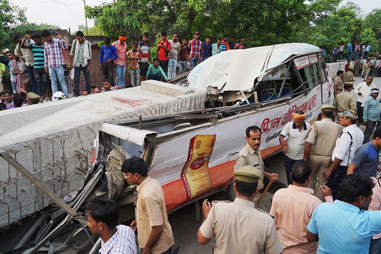 Warga India berkumpul untuk menyaksikan lokasi runtuhnya material jalan layang di kota Varanasi, Selasa (15/5/2018). Setidaknya 18 orang telah ditemukan tewas akibat tertimpa material jalan layang.