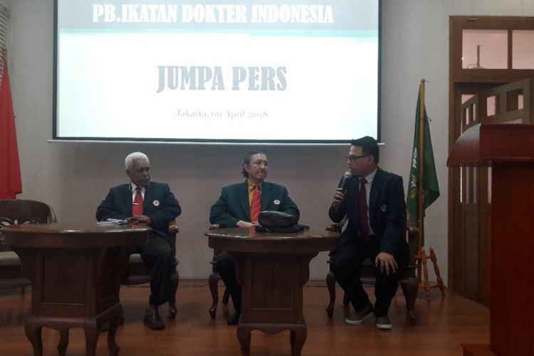 Ketua Umum PB Ikatan Dokter Indonesia, Prof dr Ilham Oetama Marsis SpOG (tengah), dalam jumpa pers di Kantor PB IDI di Menteng, Jakarta Pusat, Senin (9/4/2018).
