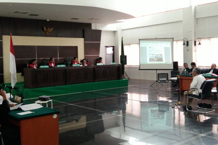 Terdakwa pelanggar UU ITE, Buni Yani saat hadir dalam sidang ke-15 di Gedung Dinas Perpustakaan dan Kearsipan (Dispusip) Kota Bandung, Jalan Seram, Kota Bandung, Selasa (26/9/2017). 