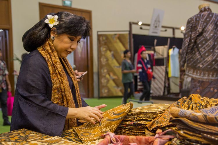 Anne Avantie sedang melihat-lihat kain dalam pameran Adiwastra Nusantara 2019